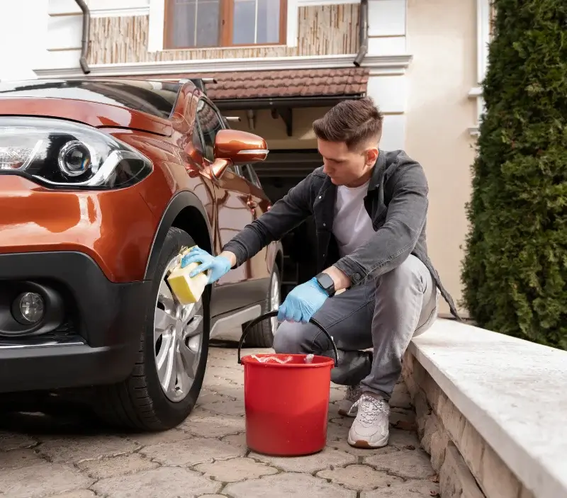 Lavage auto à domicile Saint-Boil : professionnel intervenant sur un véhicule